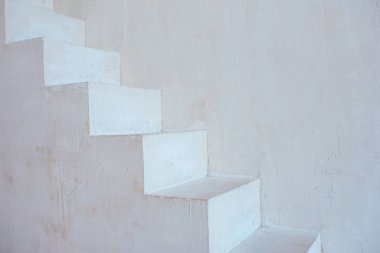 Beyaz merdivenler ve kapalı bir duvar. İç, kariyer, hareket, büyüme, düşüş konsepti