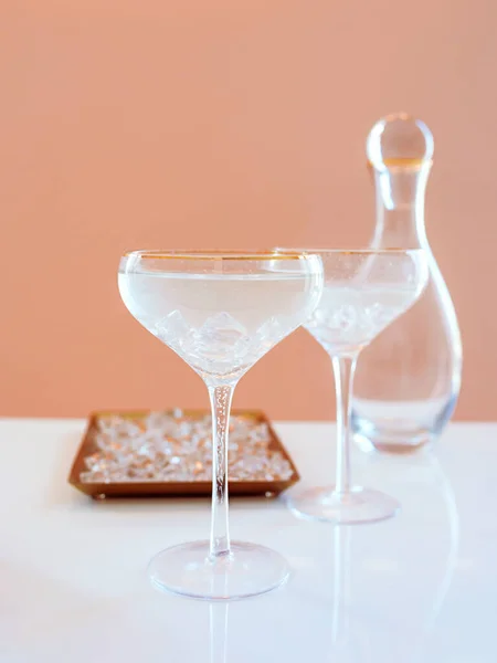 Decanter Vetro Eleganti Bicchieri Con Cocktail Ghiaccio Sfondo Beige Alcol — Foto Stock