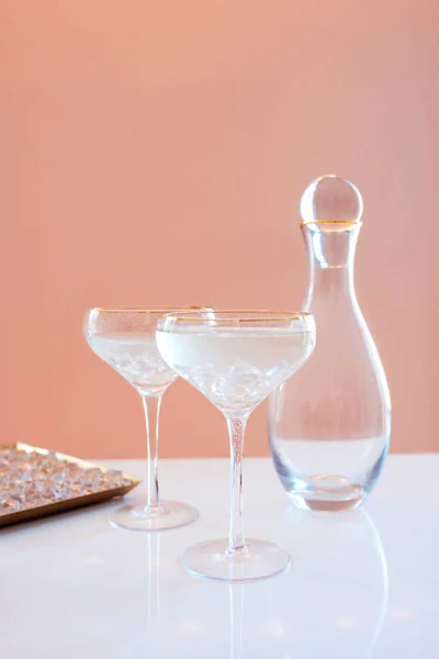 Decanter Vetro Eleganti Bicchieri Con Cocktail Ghiaccio Sfondo Beige Alcol — Foto Stock