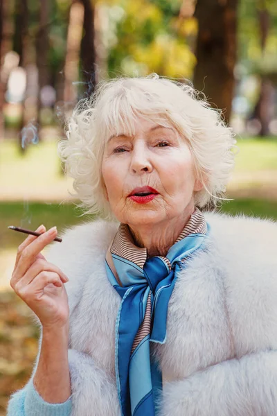 Triste Mujer Mayor Moda Con Pelo Gris Abrigo Piel Fumar — Foto de Stock