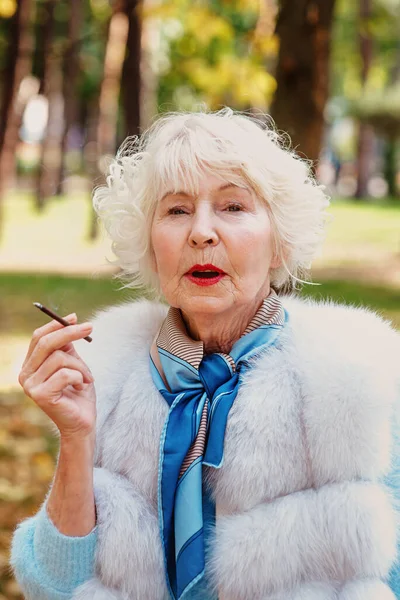 Triste Mujer Mayor Moda Con Pelo Gris Abrigo Piel Fumar — Foto de Stock