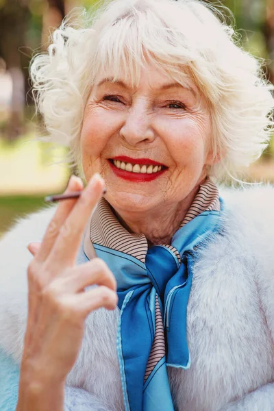 Sonriente Senior Elegante Elegante Mujer Moda Con Pelo Gris Abrigo — Foto de Stock