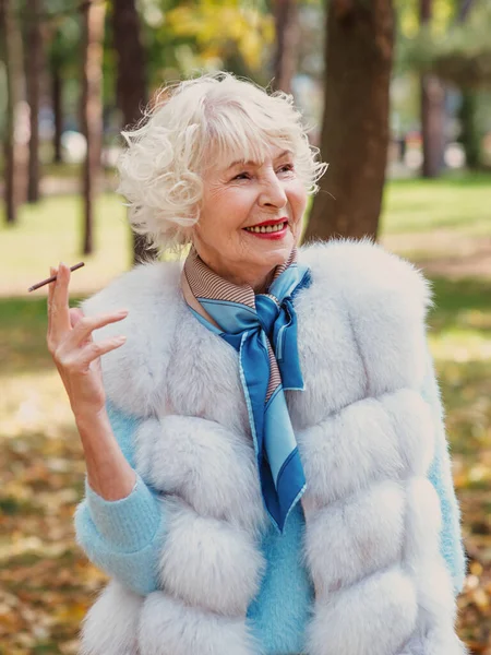 Elegante Donna Alla Moda Elegante Sorridente Con Capelli Grigi Pelliccia — Foto Stock