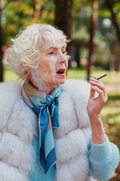 Triste Mujer Mayor Moda Con Pelo Gris Abrigo Piel Fumar — Foto de Stock