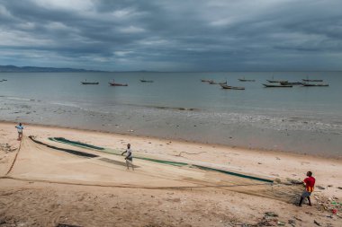 Yongoro, Sierra Leone - 31 Mayıs 2013: Batı Afrika, iki bilinmeyen balıkçılar balık ağlarına Yongoro plajlar Sierra Leone, Freetown başkenti önünde, Çek