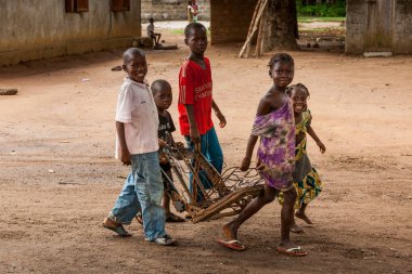 Yongoro, Sierra Leone - 31 Mayıs 2013: Batı Afrika, beş bilinmeyen çocuk çalış Yongoro Sierra Leone, Freetown sermaye önünde