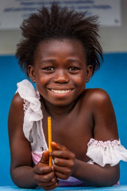 Yongoro, Sierra Leone - 31 Mayıs 2013: West Africa, Sierra Leone, Freetown başkenti önünde Yongoro, kalem ile bilinmeyen çocuk
