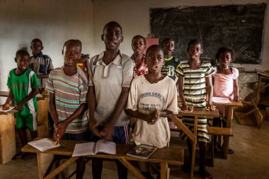Yongoro, Sierra Leone - 31 Mayıs 2013: Batı Afrika, bilinmeyen öğrenciler okulda, Sierra Leone, Freetown başkenti önünde Yongoro