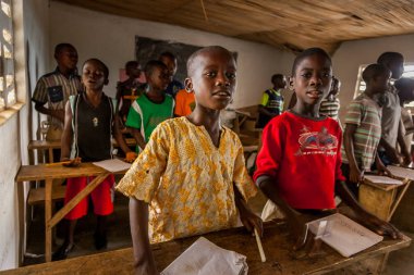 Yongoro, Sierra Leone - 31 Mayıs 2013: Batı Afrika, bilinmeyen öğrenciler okulda, Sierra Leone, Freetown başkenti önünde Yongoro
