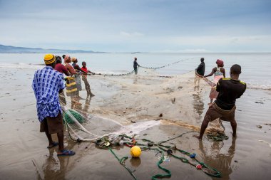 Yongoro, Sierra Leone - 01 Haziran 2013: Batı Afrika, bilinmeyen balıkçılar balık ağlarına Yongoro plajlar Sierra Leone, Freetown başkenti önünde, Çek
