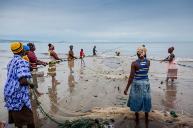 Yongoro, Sierra Leone - 01 Haziran 2013: Batı Afrika, bilinmeyen balıkçılar balık ağlarına Yongoro plajlar Sierra Leone, Freetown başkenti önünde, Çek