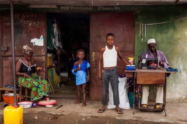 Yongoro, Sierra Leone - 01 Haziran 2013: West Africa, Sierra Leone, Freetown başkenti önünde Yongoro, çocuklu bilinmeyen terzi