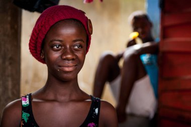 Yongoro, Sierra Leone - 01 Haziran 2013: Batı Afrika, Market, Sierra Leone, Freetown başkenti önünde Yongoro bilinmeyen kadın