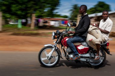 Yongoro, Sierra Leone - 01 Haziran 2013: Batı Afrika, Market, Sierra Leone, Freetown başkenti önünde Yongoro Motosiklet ile bilinmeyen kişi