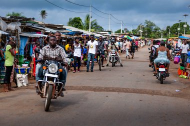 Yongoro, Sierra Leone - 01 Haziran 2013: Batı Afrika, Market, Sierra Leone, Freetown başkenti önünde Yongoro Motosiklet ile bilinmeyen kişi