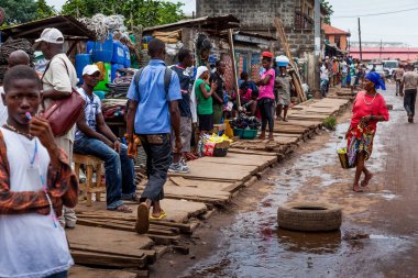 Yongoro, Sierra Leone - 01 Haziran 2013: West Africa, Sierra Leone Freetown başkentinde şehir sokaklarını bilinmeyen insanlara