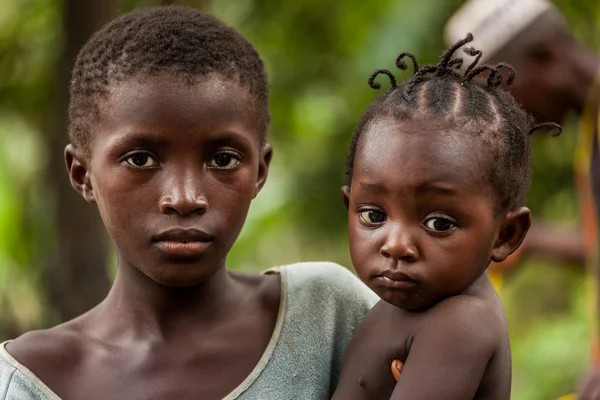 Yongoro Sierra Leona Mayo 2013 África Occidental Dos Niños Desconocidos —  Fotos de Stock
