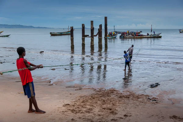 Yongoro 塞拉利昂 2013年6月01日 三不明渔民在塞拉利昂首都弗里敦的 Yongoro 海滩上拉渔网 — 图库照片