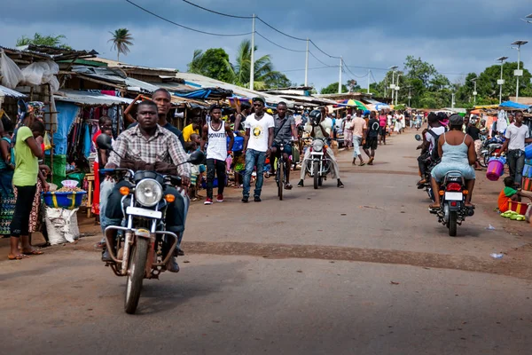 Yongoro 塞拉利昂 2013年6月01日 不明的人与摩托车在市场上 Yongoro 在塞拉利昂的资本前面 弗里敦 — 图库照片