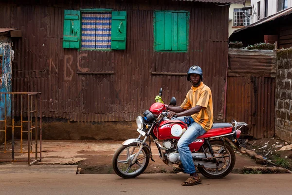 Yongoro シエラレオネ 2013 西アフリカ オートバイの市場 フリータウン シエラレオネの首都の前に Yongoro で未知の人 — ストック写真