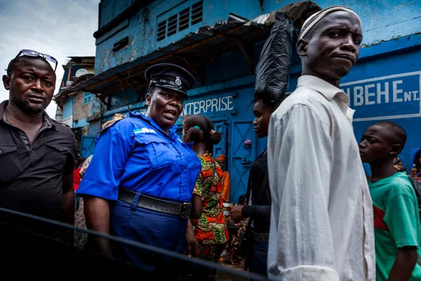 Yongoro 塞拉利昂 2013年6月01日 下落不明的人与警察 城市街道在弗里敦首都塞拉利昂 — 图库照片