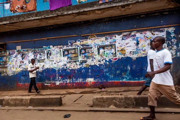 Yongoro 塞拉利昂 2013年6月01日 在塞拉利昂首都弗里敦的城市街道上不明的人 — 图库照片