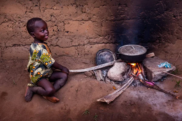 Yongoro Sierra Leone Červen 2013 Západní Afrika Neznámé Dítě Požár — Stock fotografie