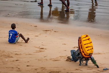 Yongoro, Sierra Leone - 02 Haziran 2013: Batı Afrika, bilinmeyen bir kişi ve Yongoro plajlar Sierra Leone, Freetown başkenti önünde, tekne tekne motor
