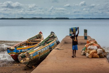 Bunce Adası, Sierra Leone - 02 Haziran 2013: Batı Afrika, bilinmeyen balıkçı rıhtımı malzemeden kaldırır, Bunce ada 18. yüzyılda bir İngiliz köle ticaret merkezi oldu. Sierra Leone