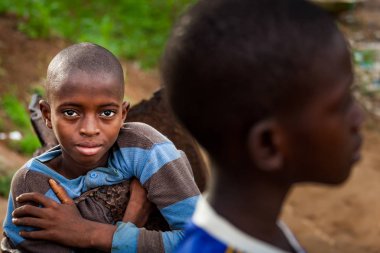 Yongoro, Sierra Leone - 02 Haziran 2013: West Africa, Sierra Leone, Freetown başkenti önünde köyde iki bilinmeyen erkek