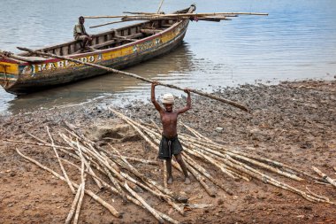 Bunce Adası, Sierra Leone - 02 Haziran 2013: Batı Afrika, bilinmeyen balıkçı rıhtımı malzemeden kaldırır, Bunce ada 18. yüzyılda bir İngiliz köle ticaret merkezi oldu. Sierra Leone