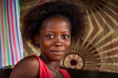 Yongoro, Sierra Leone - 02 Haziran 2013: West Africa, Sierra Leone, Freetown başkenti önünde köyde bilinmeyen kadın