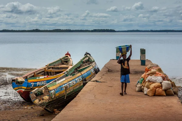 Bunce Adası, Sierra Leone - 02 Haziran 2013: Batı Afrika, bilinmeyen balıkçı rıhtımı malzemeden kaldırır, Bunce ada 18. yüzyılda bir İngiliz köle ticaret merkezi oldu. Sierra Leone