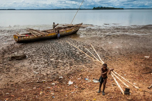 Bunce Adası, Sierra Leone - 02 Haziran 2013: Batı Afrika, bilinmeyen balıkçı rıhtımı malzemeden kaldırır, Bunce ada 18. yüzyılda bir İngiliz köle ticaret merkezi oldu. Sierra Leone