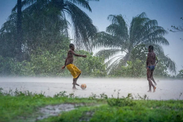Yongoro 塞拉利昂 2013年6月03日 未知的男孩在雨中踢足球在首都弗里敦前的村庄 塞拉利昂 — 图库照片