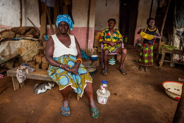 Yongoro Sierra Leona Junio 2013 África Occidental Tres Mujeres Desconocidas —  Fotos de Stock