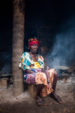 Yongoro, Sierra Leone - 02 Haziran 2013: West Africa, Sierra Leone, Freetown başkenti önünde köyde bilinmeyen kadın