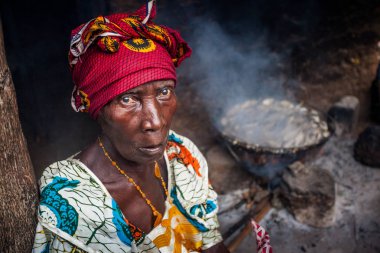 Yongoro, Sierra Leone - 02 Haziran 2013: West Africa, Sierra Leone, Freetown başkenti önünde köyde bilinmeyen kadın