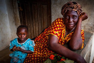 Yongoro, Sierra Leone - 02 Haziran 2013: Batı Afrika, bilinmeyen kadın ve çocuk köyün önünde Sierra Leone, Freetown başkenti