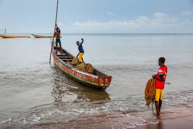 Yongoro, Sierra Leone - 03 Haziran 2013: West Africa, Sierra Leone, Freetown başkenti doğru üç bilinmeyen balıkçılar yelken Yongoro, plajlar