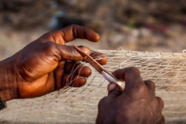 Yongoro, Sierra Leone - 03 Haziran 2013: Batı Afrika, eller Yongoro plajlar Sierra Leone, Freetown, ayrıntı başkenti önünde balıkçılar 