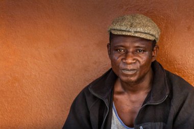 Yongoro, Sierra Leone - 04 Haziran 2013: Batı Afrika, köyün başkent Freetown, Sietrra Leone önünde bilinmeyen bir adam