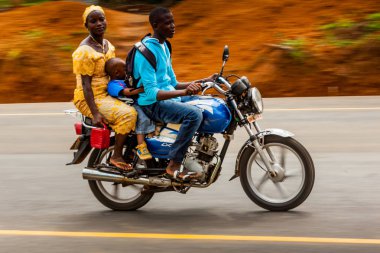 Yongoro, Sierra Leone - 04 Haziran 2013: Batı Afrika, üç bilinmeyen kişi onların motosiklet Sierra Leone, Freetown başkenti önünde Yongoro için neden yeni bir yol seyahat
