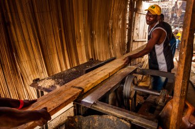 Yongoro, Sierra Leone - 03 Haziran 2013: bilinmeyen bir adam ahşap köyün önünde başkent Freetown, Sierra Leone tarafından desteklenmektedir