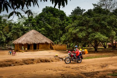 Yongoro, Sierra Leone - 04 Haziran 2013: Batı Afrika, Sierra Leone, Freetown sermaye önünde Yongoro için neden yeni bir yol iki bilinmeyen kişi seyahat