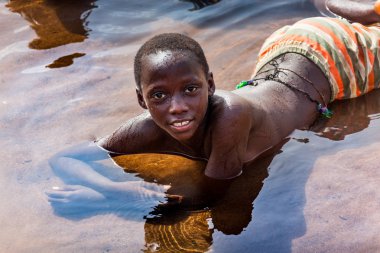 Yongoro, Sierra Leone - 04 Haziran 2013: Batı Afrika, başkent Freetown, Sierra Leone önünde köyü yakınlarında nehre bilinmeyen kız