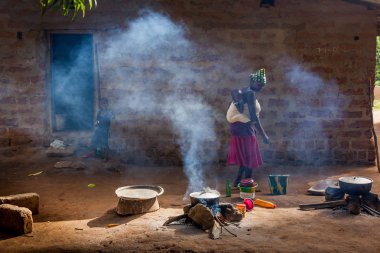 Yongoro, Sierra Leone - 03 Haziran 2013: Batı Afrika, bilinmeyen kadın köyün önünde başkent Freetown, Sierra Leone pişirme