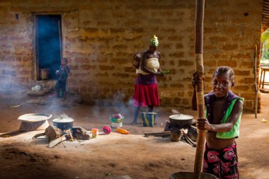 Yongoro, Sierra Leone - 03 Haziran 2013: Batı Afrika, köyün başkent Freetown, Sierra Leone önünde yemek iki bilinmeyen kadın