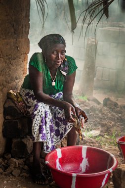 Yongoro, Sierra Leone - 04 Haziran 2013: Batı Afrika, bilinmeyen kadın Yıkama balık köyün önünde başkent Freetown, Sierra Leone