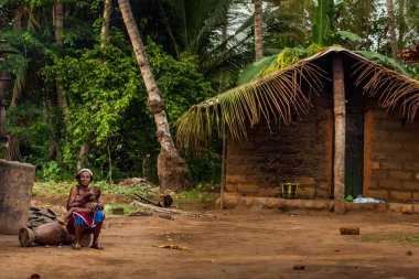 Yongoro, Sierra Leone - 03 Haziran 2013: Batı Afrika, bilinmeyen kadın ve çocuk köyün önünde başkent Freetown, Sierra Leone